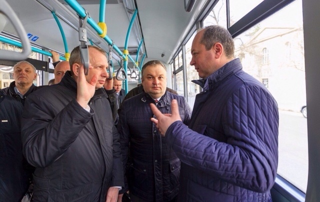 Виталий Кушнарев прокатился на экологически чистом автобусе