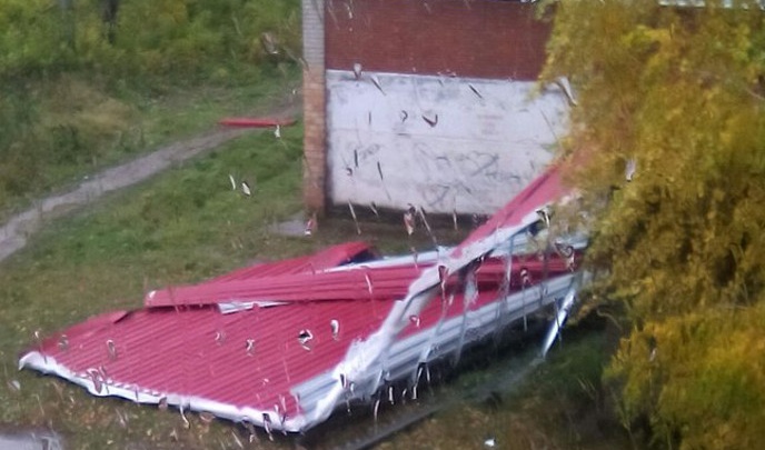 А МЧС предупреждало: в Прикамье ветер снес крышу и повалил деревья