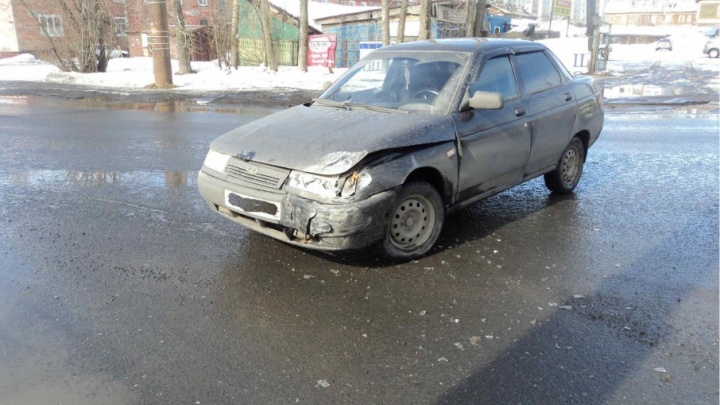 В Соломбале водитель «Богдана» не справился с управлением и «поцеловал» «Рено-Дастер»