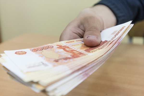 Полученными деньгами женщина распоряжалась по своему усмотрению Полученными деньгами женщина распоряжалась по своему усмотрению