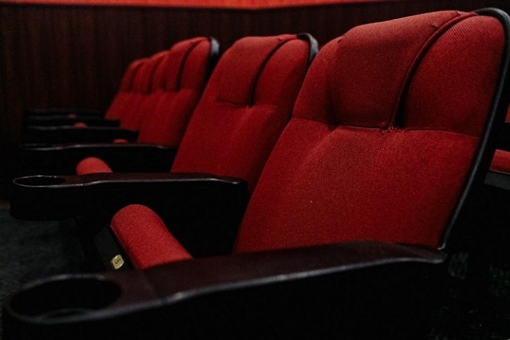 В социальных сетях южноуральцев запугивают инфицированными иглами в креслах кинотеатров В социальных сетях южноуральцев запугивают инфицированными иглами в креслах кинотеатров