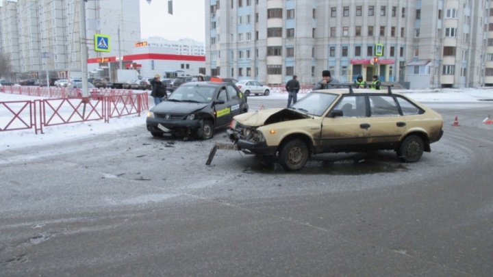 В Ярославле такси влетело в «Москвич»: пассажир разбил голову