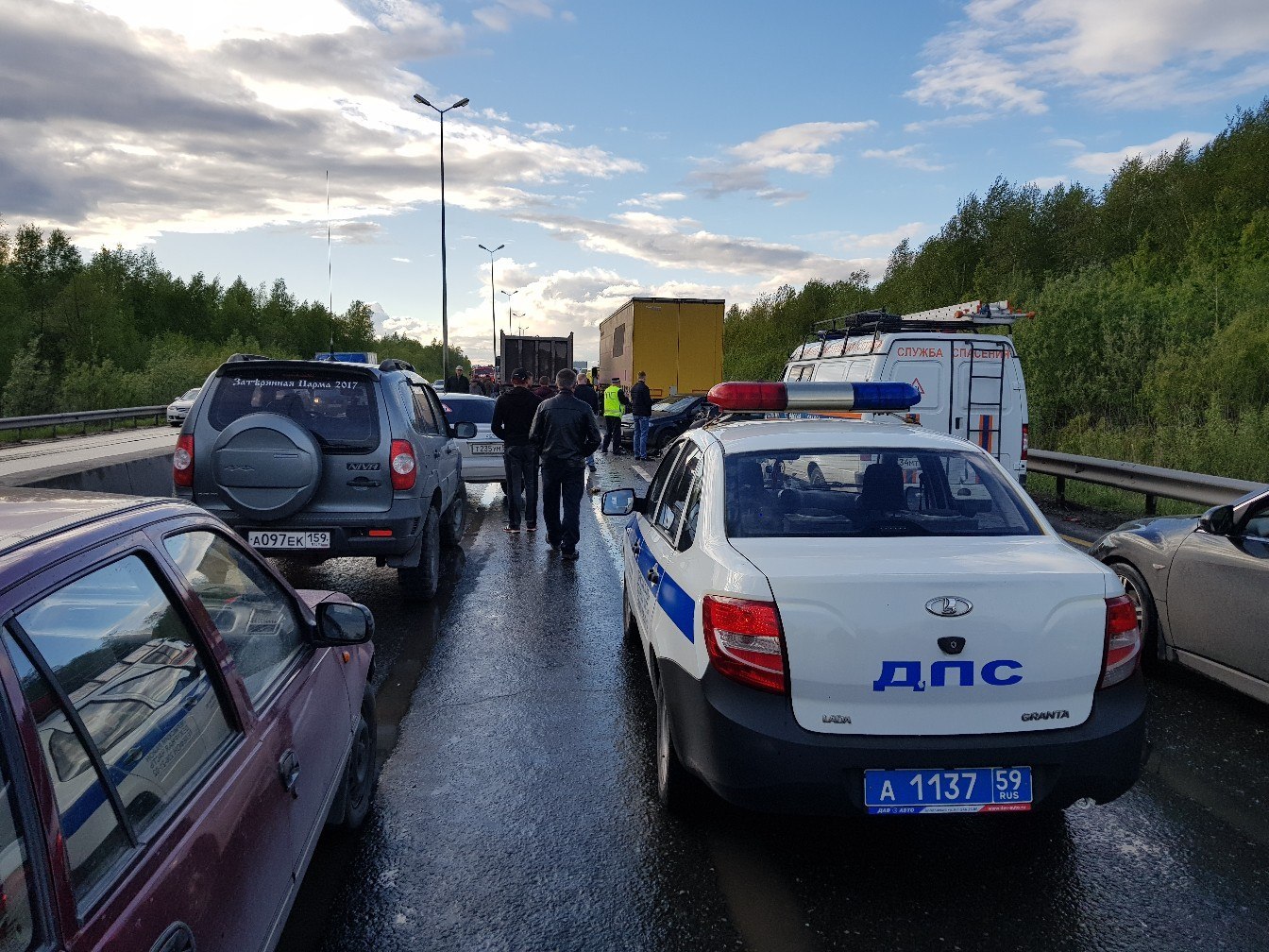 Собралась большая пробка Собралась большая пробка