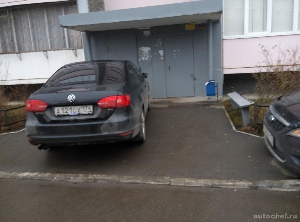 Нарушением является стоянка в кармане подъезда, да и по-человечески это полное свинство Нарушением является стоянка в кармане подъезда, да и по-человечески это полное свинство