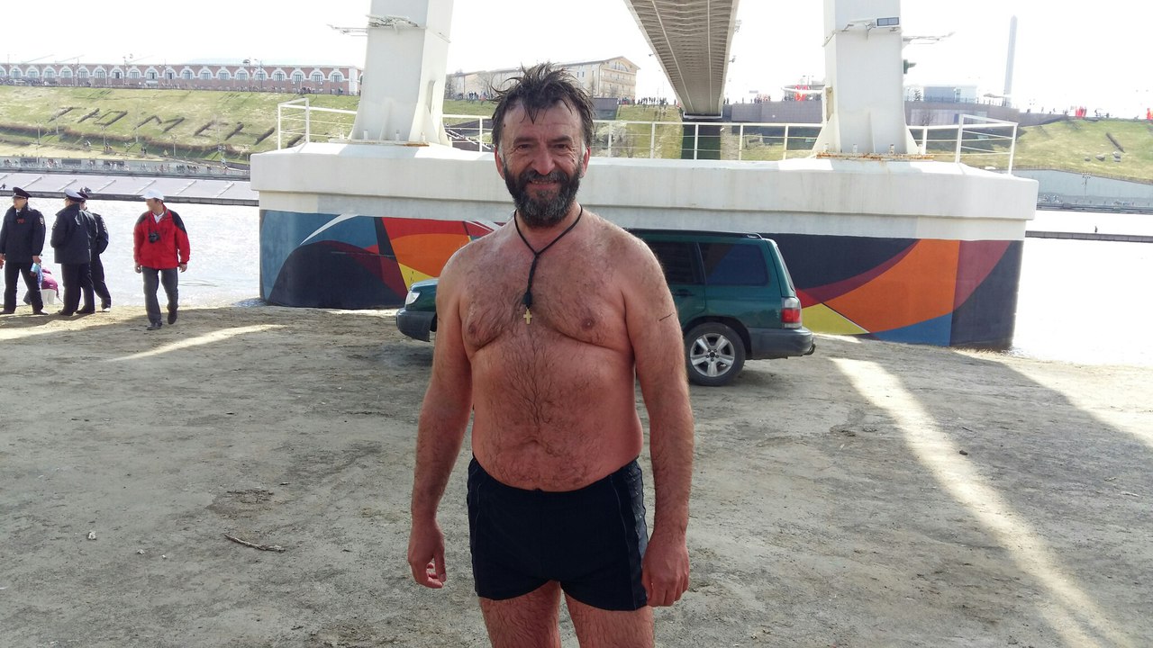 Сергей — морж с большим стажем. Он постоянно участвует в соревнованиях и мероприятиях, поэтому проплыть нужную дистанцию в ледяной воде для него — не проблема Сергей — морж с большим стажем. Он постоянно участвует в соревнованиях и мероприятиях, поэтому проплыть нужную дистанцию в ледяной воде для него — не проблема