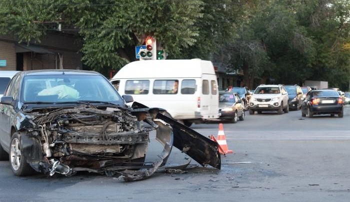 Ребёнок, попавший под машину на остановке в Челябинске, отделался лёгкой травмой