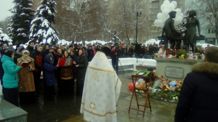 «Чужих детей не бывает»: в Самаре прошла массовая акция памяти жертв пожара в Кемерово