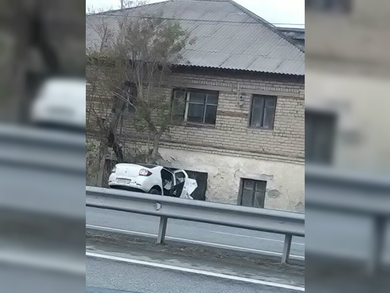 Машина на скорости вылетела с обочины Машина на скорости вылетела с обочины