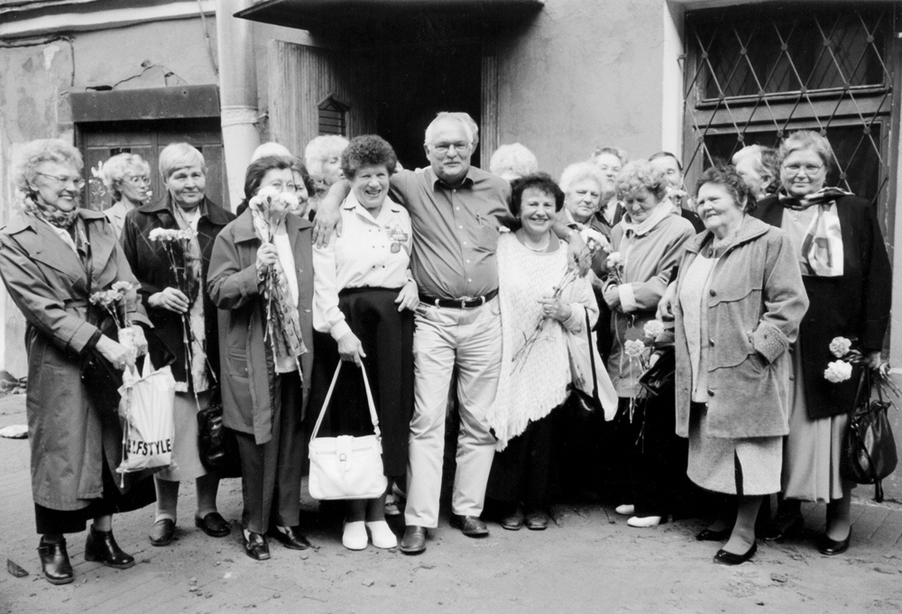 На снимке – Холгер Брюкель, встреча с блокадницами в СПБ, 2003 г. (фото — Н. Багрова)