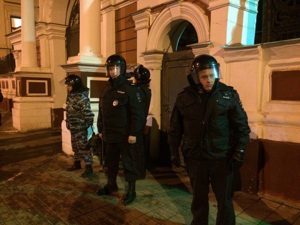 Полицейским пришлось около часа держать оборону здания Полицейским пришлось около часа держать оборону здания