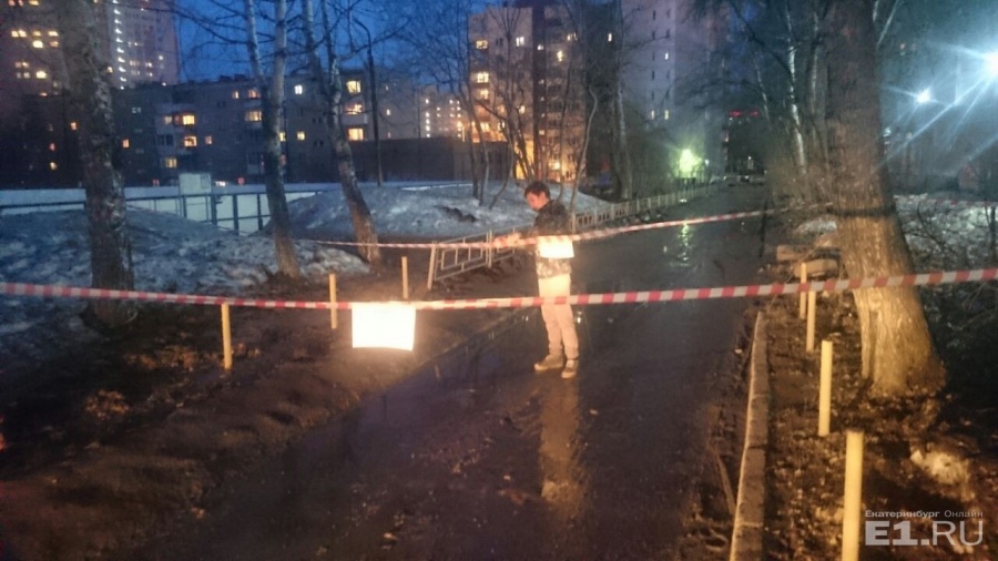 Так, например, <a href="http://www.e1.ru/news/spool/news_id-465573.html" target="_blank">жильцы двора на Эльмаше этой весной огородили территорию</a>, чтобы в яму перестали проваливаться машины. Так, например, <a href="http://www.e1.ru/news/spool/news_id-465573.html" target="_blank">жильцы двора на Эльмаше этой весной огородили территорию</a>, чтобы в яму перестали проваливаться машины.