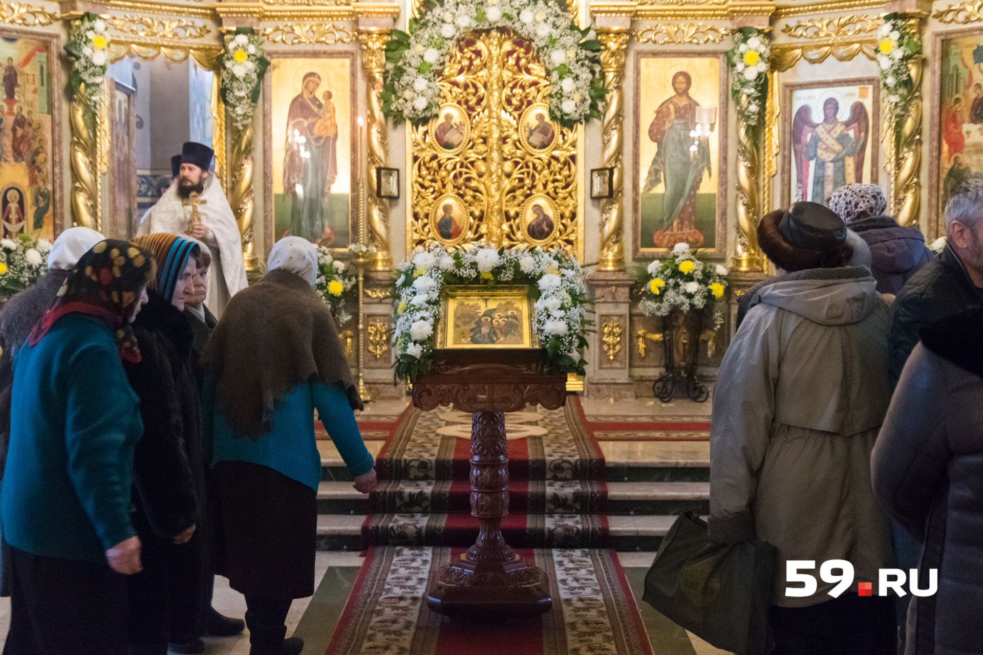 Для праздничного богослужения алтари храмов украсили цветами Для праздничного богослужения алтари храмов украсили цветами