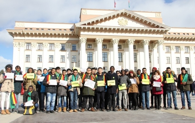 Студенты-иностранцы вышли на центральную площадь Тюмени с акцией #3500LIives