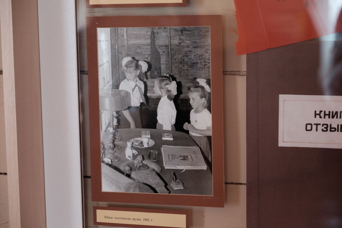 На стенде музея есть фотография 9-летней Ольги – она крайняя слева