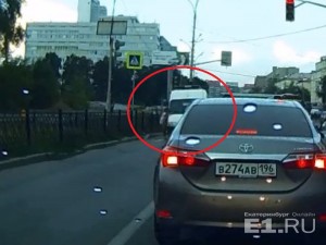 Девочка попала под машину скорой на пешеходном переходе.
Девочка попала под машину скорой на пешеходном переходе.