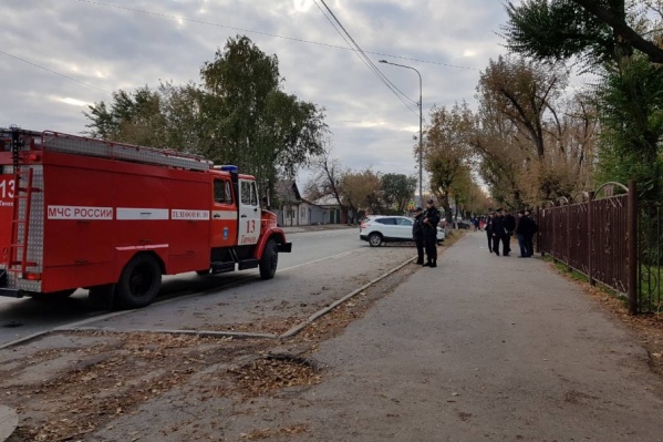 Эвакуация в гимназии №49 прошла спокойно: детей быстро оповестили и организованно вывели из школы на улицу Эвакуация в гимназии №49 прошла спокойно: детей быстро оповестили и организованно вывели из школы на улицу