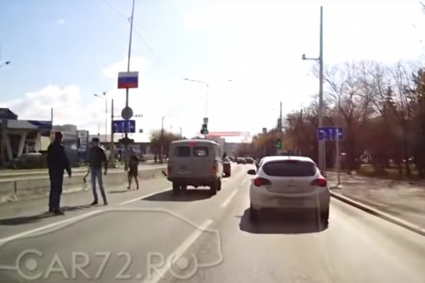 На записи отчётливо видно, как владелец топора несколько раз замахнулся на стоящего рядом мужчину. Но тот сумел увернуться от ударов На записи отчётливо видно, как владелец топора несколько раз замахнулся на стоящего рядом мужчину. Но тот сумел увернуться от ударов