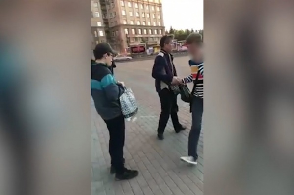 Карманник отработанным жестом молниеносно передал деньги потерпевшему Карманник отработанным жестом молниеносно передал деньги потерпевшему