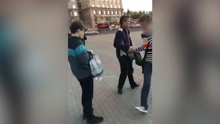Задержанный в центре Челябинска карманник при полиции заплатил жертве и ушёл