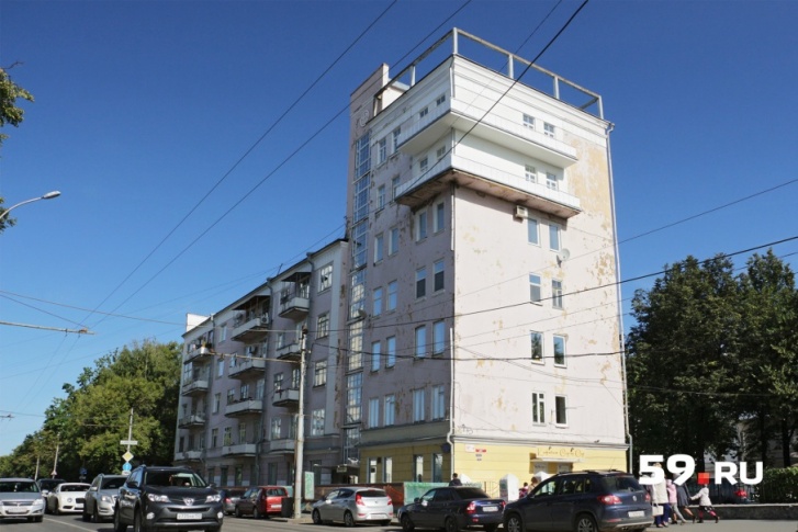 Знаменитый «Дом чекистов» стоит на улице Сибирской напротив парка им. Горького Знаменитый «Дом чекистов» стоит на улице Сибирской напротив парка им. Горького