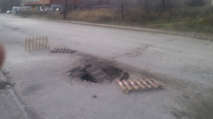 Провалившийся колодец на дороге в Волгограде превратился в автоловушку