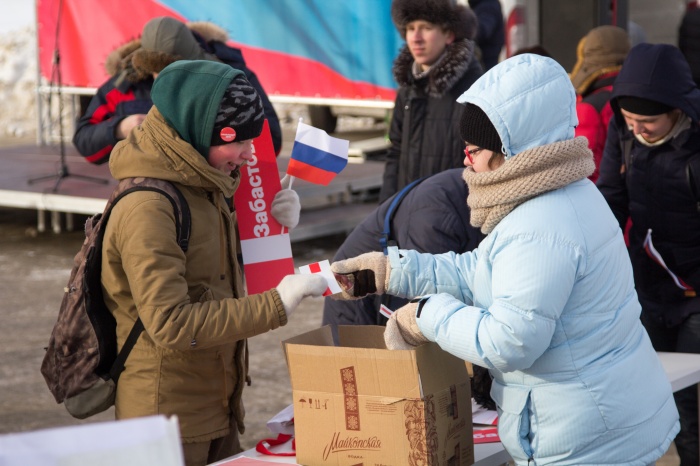 На митинге раздавали значки и наклейки с символикой На митинге раздавали значки и наклейки с символикой