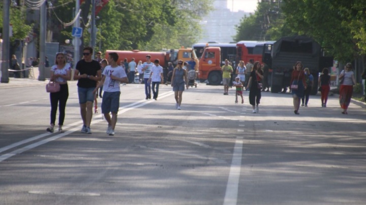 Пешком быстрее: центр Ростова сковали пробки из-за празднования столетия ЮВО