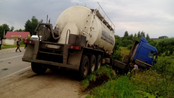 Легковушка увела в кювет МАЗ в Ярославской области