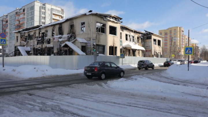 Со второй попытки: в центре Архангельска месяц спустя начали сносить сгоревшее здание