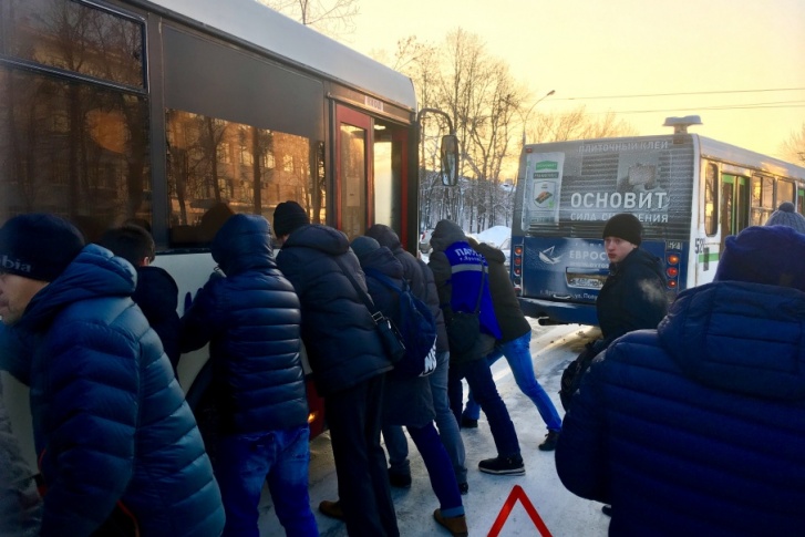 Пассажиры вытолкали свой автобус Пассажиры вытолкали свой автобус