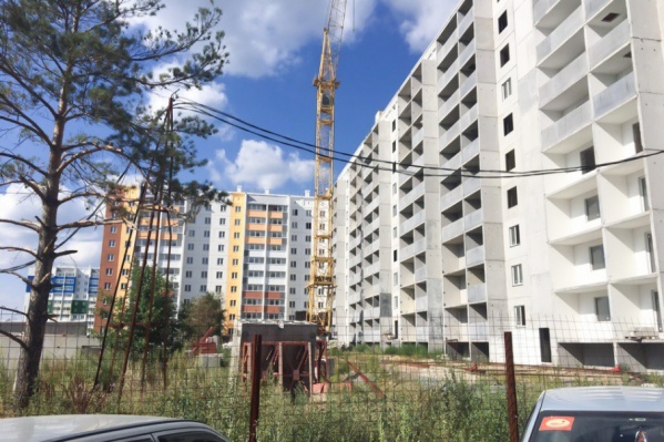 По словам дольщиков, стройка их домов в микрорайоне практически заморожена По словам дольщиков, стройка их домов в микрорайоне практически заморожена
