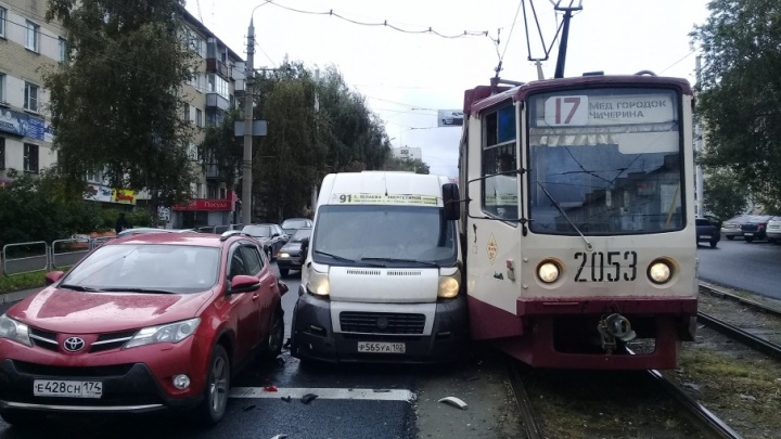 «Пассажиры упали с кресел»: в Челябинске столкнулись маршрутка и трамвай