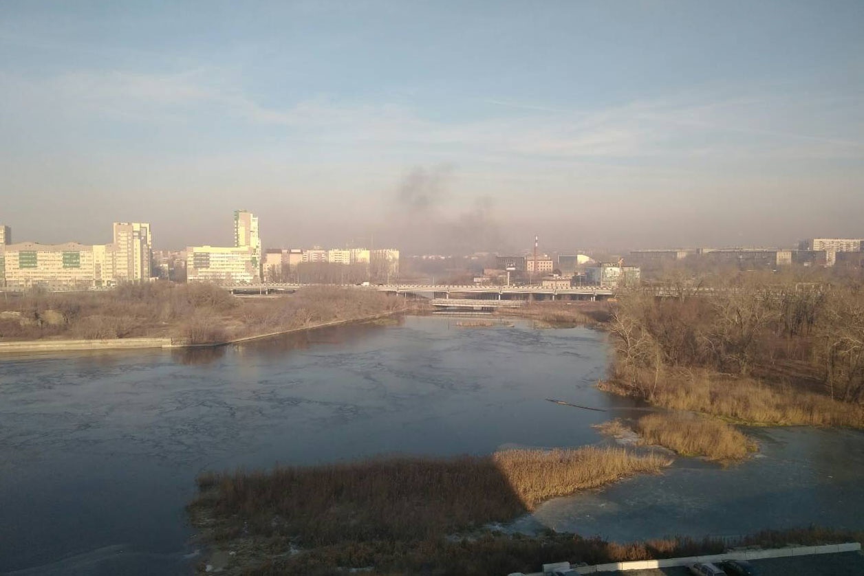 Над рекой четко видно черный дым Над рекой четко видно черный дым