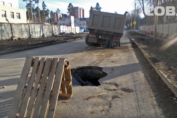 В яму на Маневровой провалился самосвал.
В яму на Маневровой провалился самосвал.