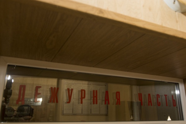 На вид ей 35-40 лет, у нее короткие каштановые волосы На вид ей 35-40 лет, у нее короткие каштановые волосы
