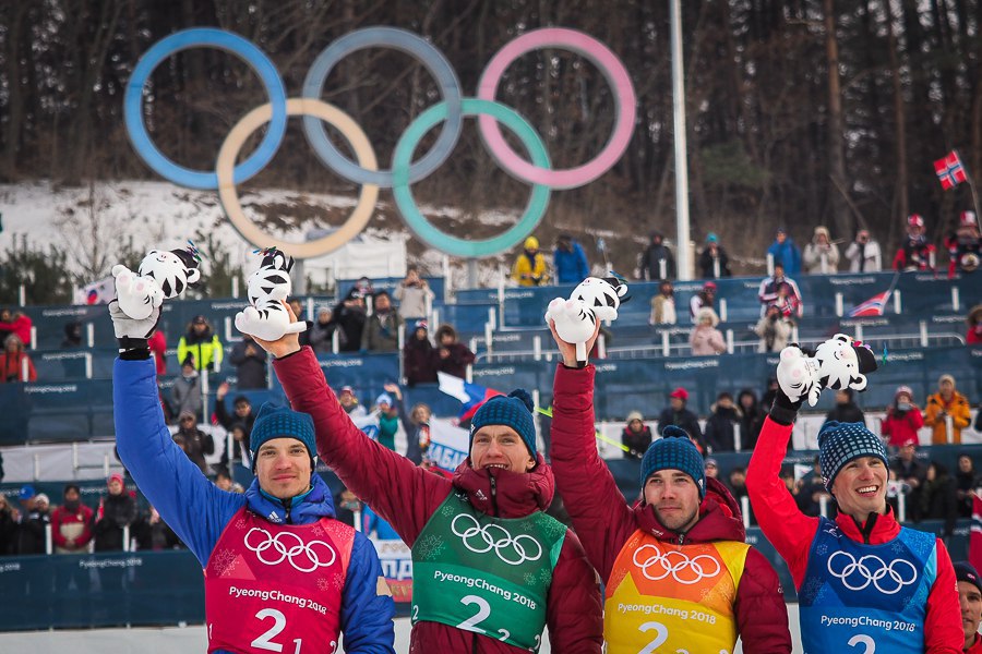 В эстафетной гонке россияне завоевали серебро и посвятили его своим товарищам, которых МОК не пригласил на Олимпиаду в Южную Корею