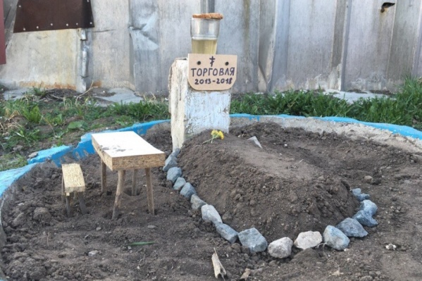 «Могила торговли» находится около одного из ангаров на мебельной базе «Могила торговли» находится около одного из ангаров на мебельной базе