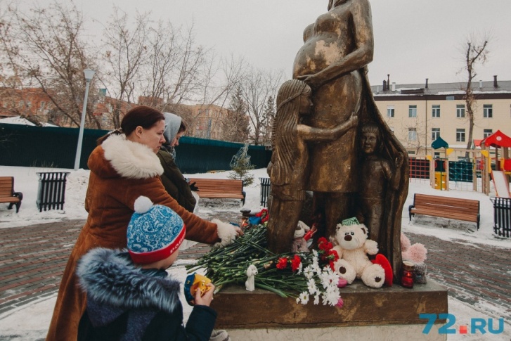 Тюменцы пришли к памятнику Мамы, чтобы почтить память погибших Тюменцы пришли к памятнику Мамы, чтобы почтить память погибших