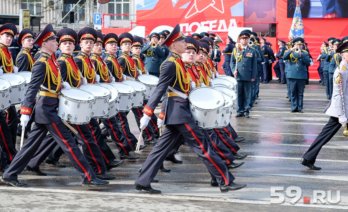 Традиционно парад открывают юные кадеты-барабанщики Традиционно парад открывают юные кадеты-барабанщики