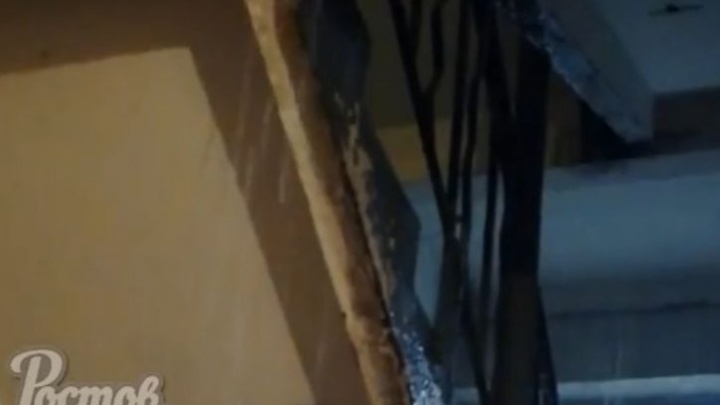 Потоп в подъезде: жители многоэтажки на Краснодарской показали, что бывает в их доме после дождя
