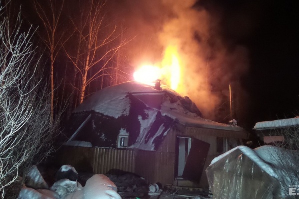 Когда приехали пожарные, пламя уже вовсю бушевало над крышей дома
Когда приехали пожарные, пламя уже вовсю бушевало над крышей дома