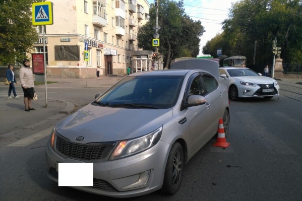 Автомобиль, который сбил женщину и ребёнка.
Автомобиль, который сбил женщину и ребёнка.