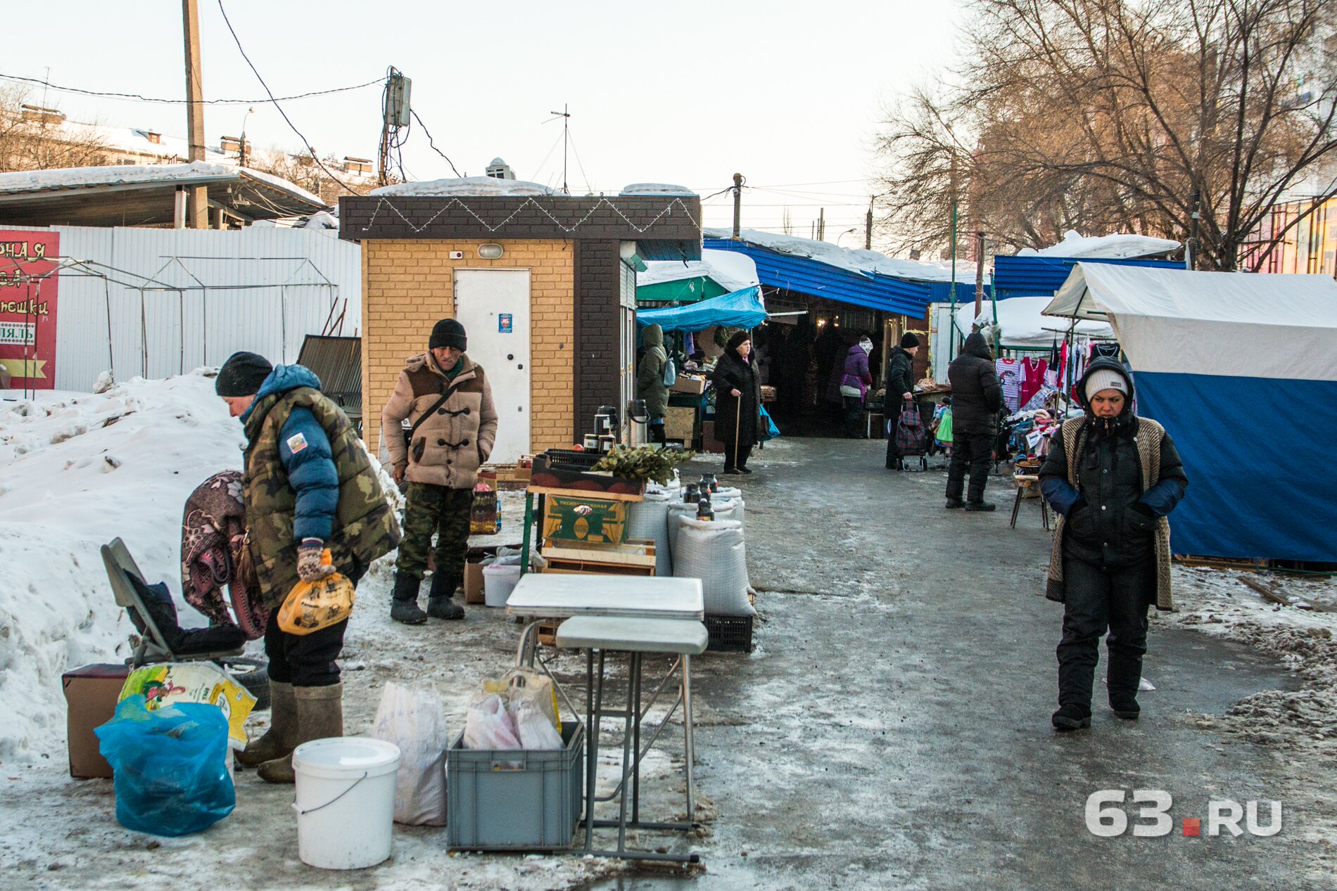 Некоторые жители предпочитают покупать продукты у частников Некоторые жители предпочитают покупать продукты у частников