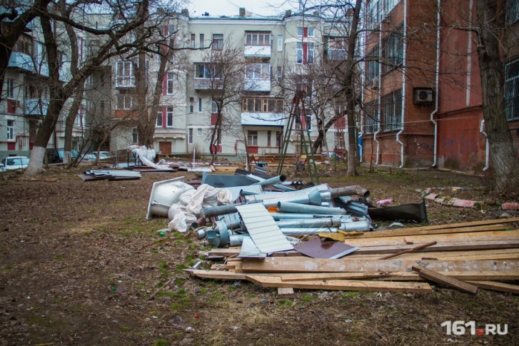 Местный житель утверждает, что мусор с его двора не вывозят полгода Местный житель утверждает, что мусор с его двора не вывозят полгода