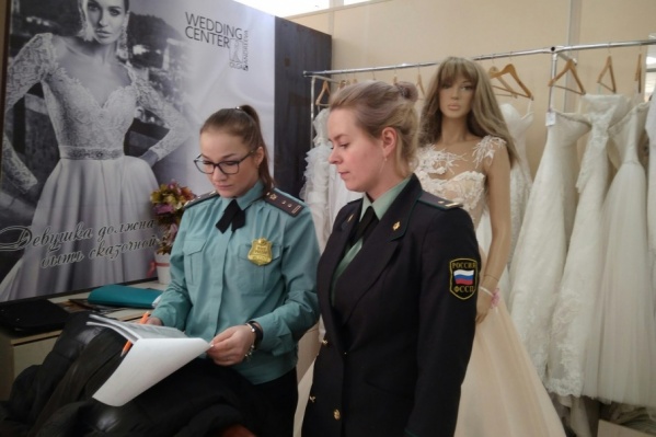 Приставы арестовали 250 платьев Приставы арестовали 250 платьев