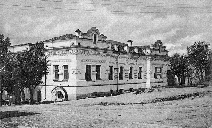 Так дом инженера Ипатьева выглядел, когда в него приехал Николай II со своей семьёй.
