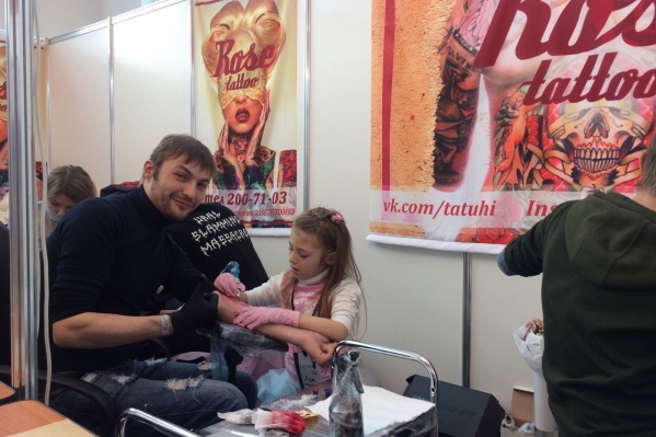 В портфолио Лизы уже две татуировки, сделанные своими руками.
В портфолио Лизы уже две татуировки, сделанные своими руками.