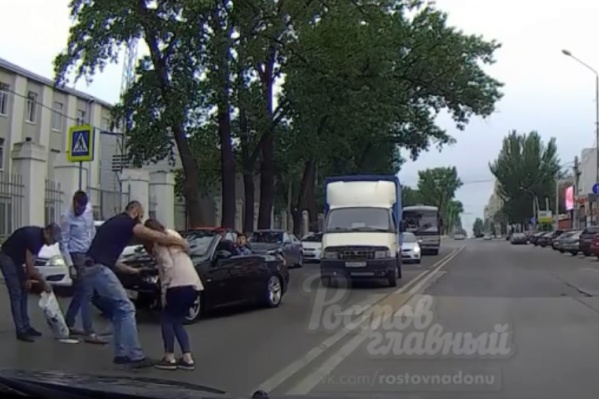 Водитель и пассажиры сбившего девушку авто помогли пострадавшей собрать вещи и сесть в машину Водитель и пассажиры сбившего девушку авто помогли пострадавшей собрать вещи и сесть в машину