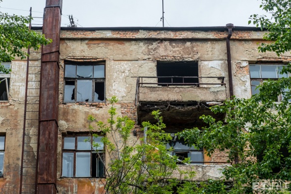 Дом на Чапаева необитаем вот уже более 6 лет.
Дом на Чапаева необитаем вот уже более 6 лет.