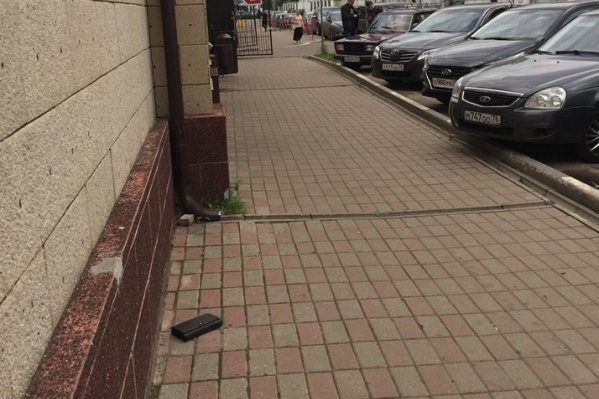 Потерянный бумажник лежит так, чтобы никому не мешать, но быть на виду Потерянный бумажник лежит так, чтобы никому не мешать, но быть на виду